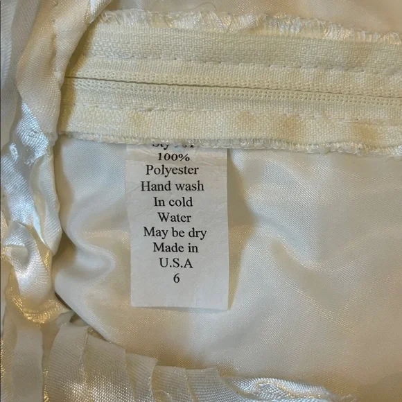 Elegant Cream Sleeveless Dress - Picture 3 of 4